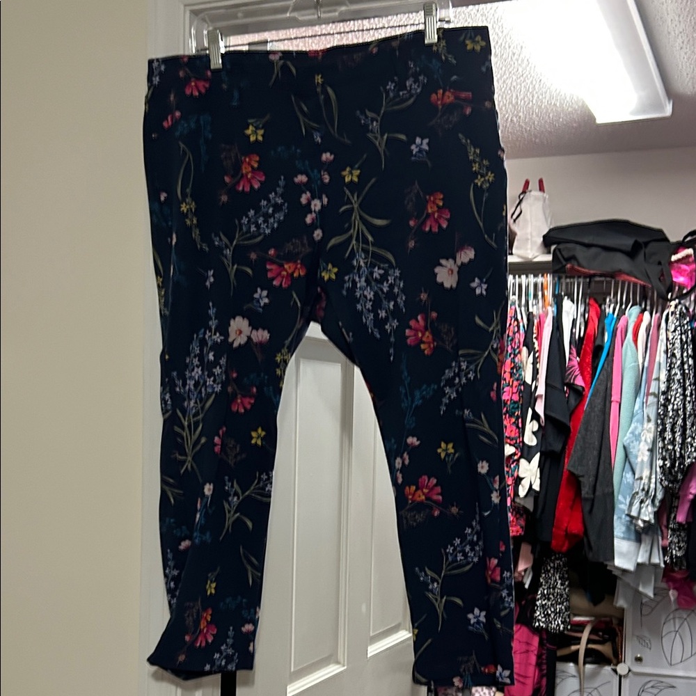 🔺🔺 PRICE IS FIRM 🔺🔺Floral 💐 skinny jeans — GENTLY USED!